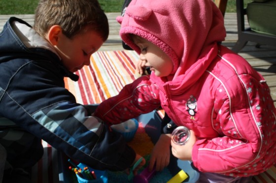 preschoolers playing with sensory bin