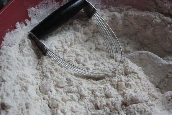 mixing cloud dough with pastry cutter