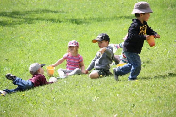 toddler and preschoolers playing in the grass