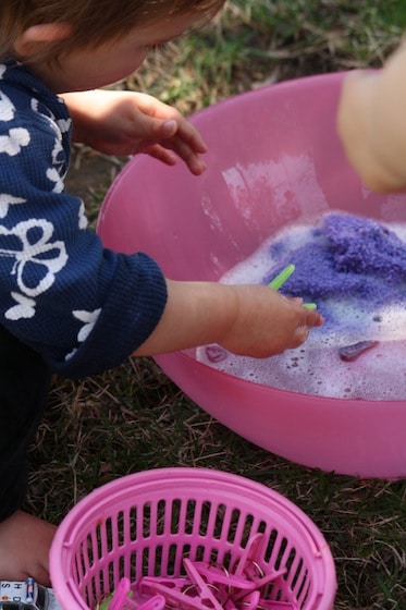 toddlers and preschoolers pretend laundry activity 