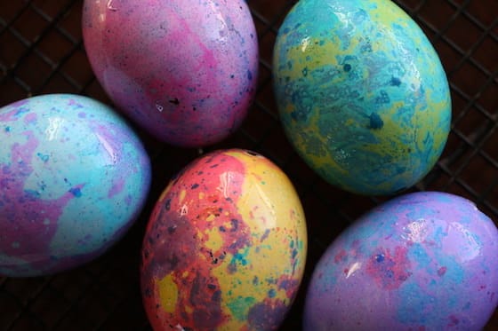 5 marbled Easter eggs dyed with food colouring, oil and vinegar