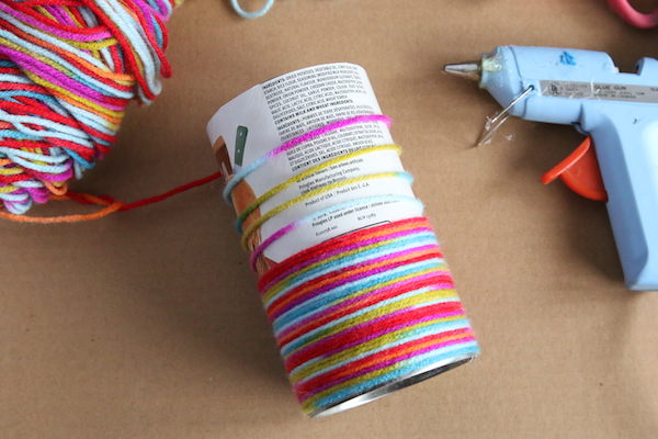 wrapping pringles can with yarn