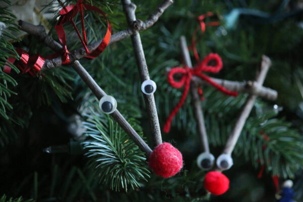 3-twig reindeer face ornaments horizontal img